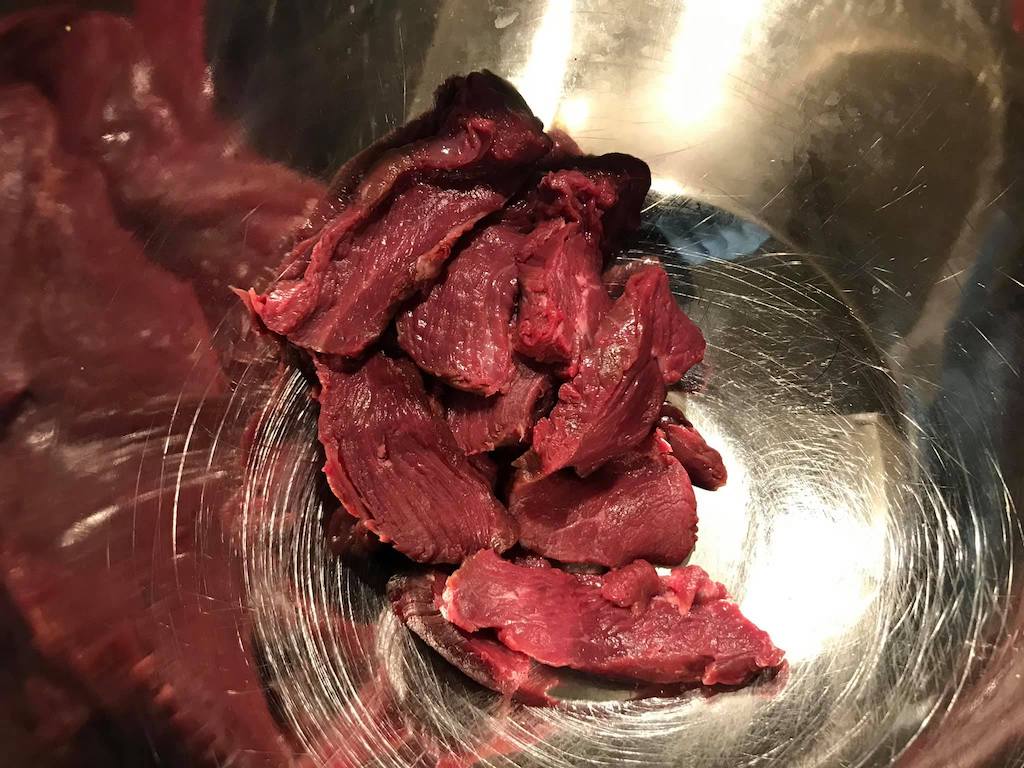 
Mėsa supjaustoma plonomis juostelėmis
