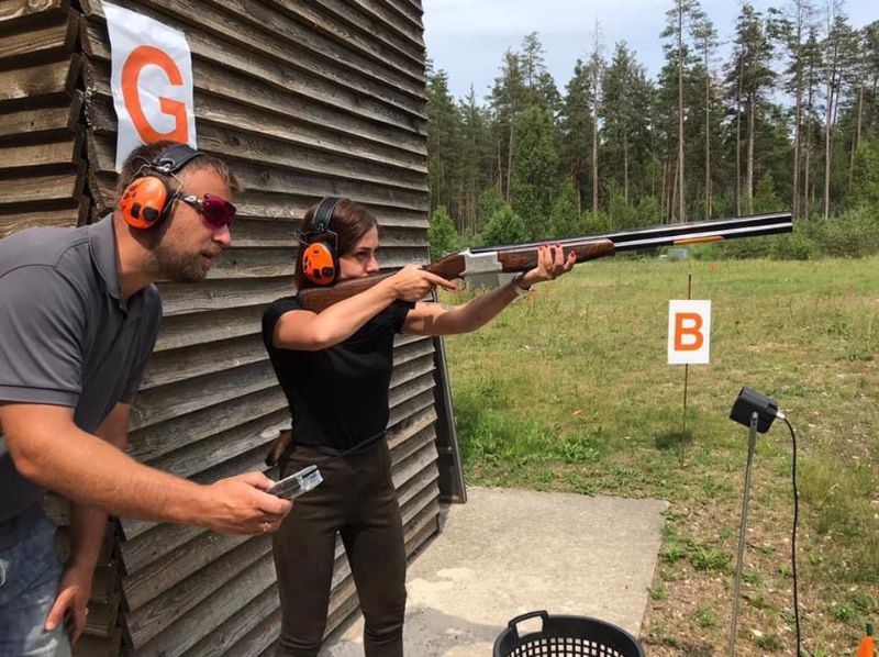 
Straipsnio autorė su Nameju Vinovskiu šaudykloje bando 12 kalibro šautuvą
