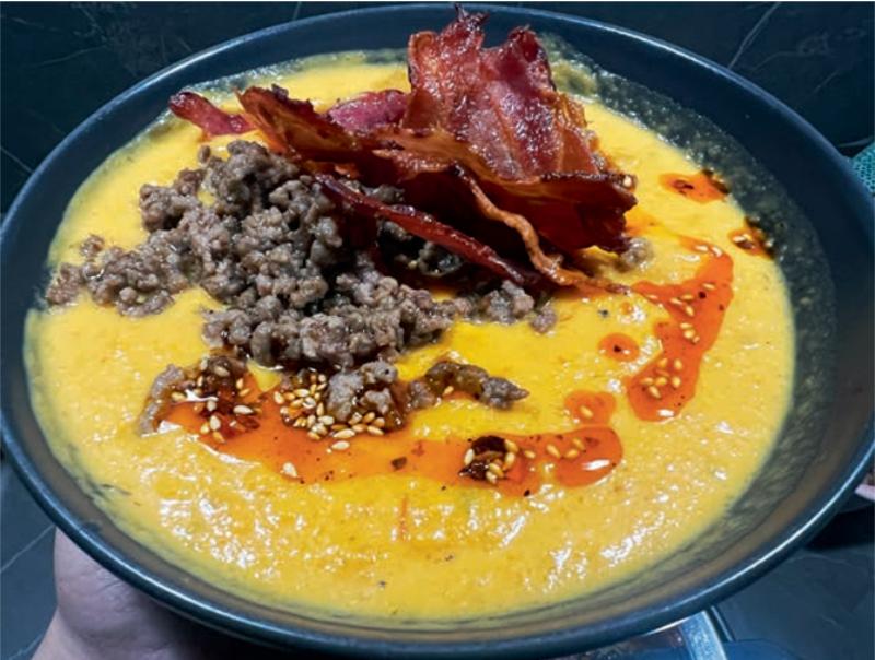 
Trinta moliūgų sriuba su malta mėsa ir čili aliejumi
